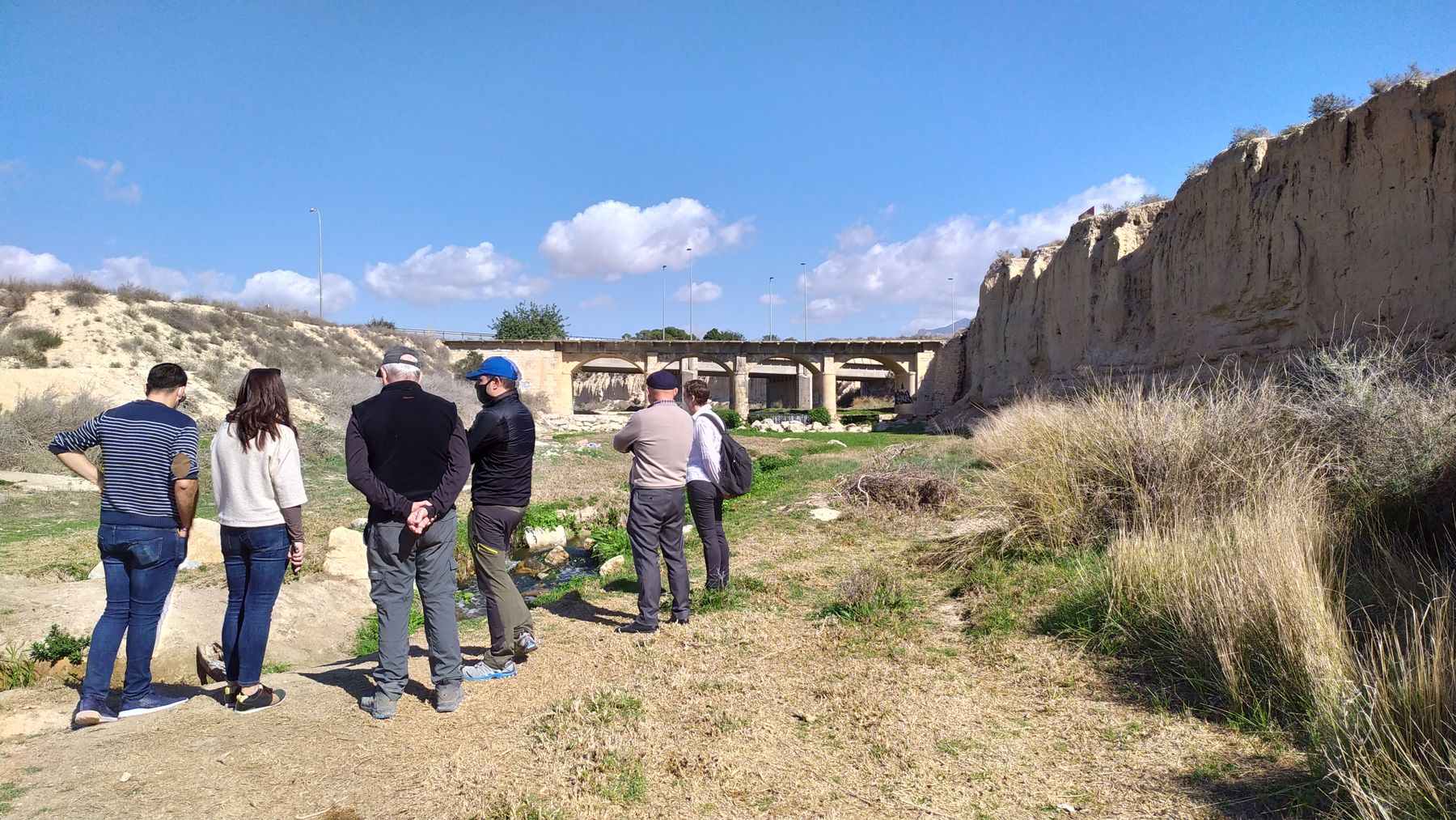 Grupo de personas visitando el cauce del río